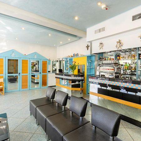 Hotel Caprice B&B - In Centro A Riccione Luaran gambar