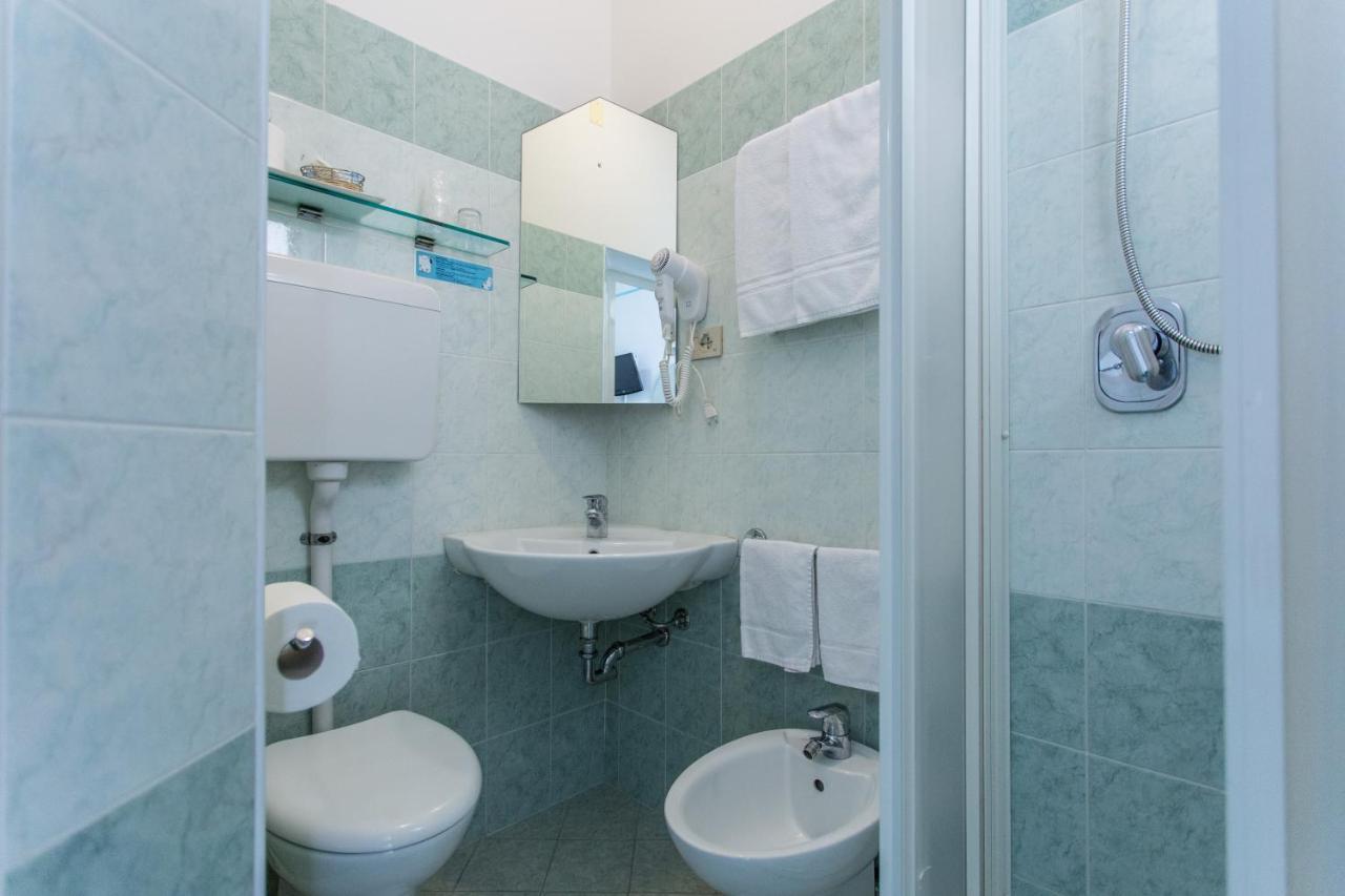 Hotel Caprice B&B - In Centro A Riccione Luaran gambar