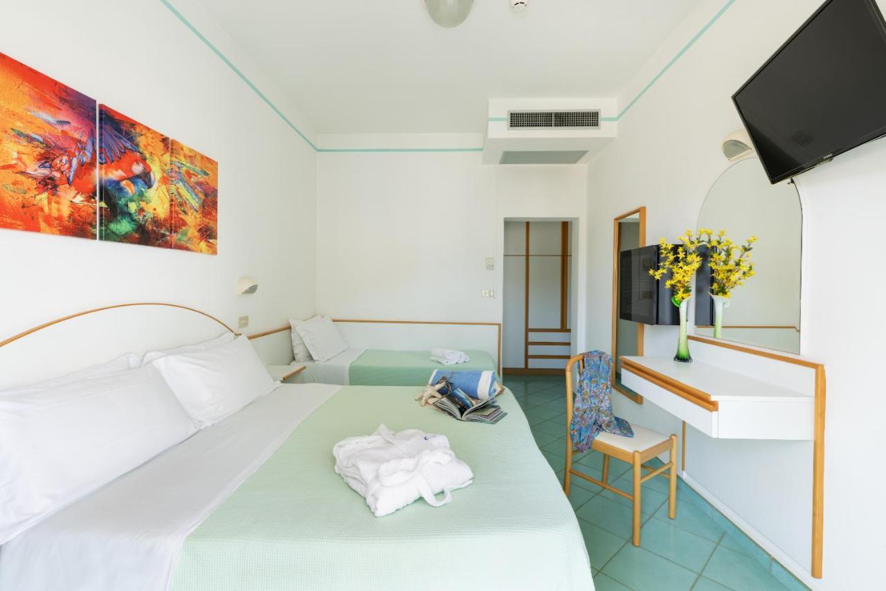 Hotel Caprice B&B - In Centro A Riccione Luaran gambar