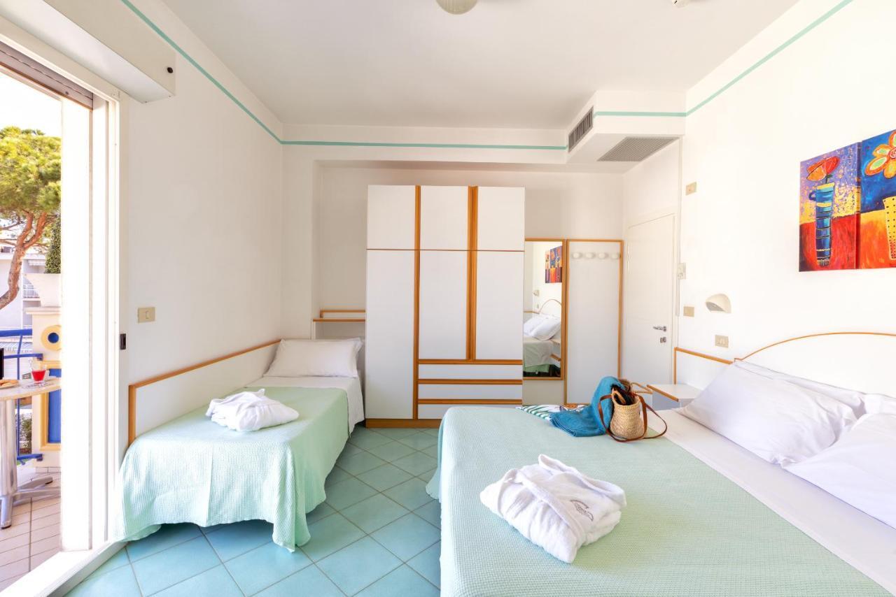 Hotel Caprice B&B - In Centro A Riccione Luaran gambar