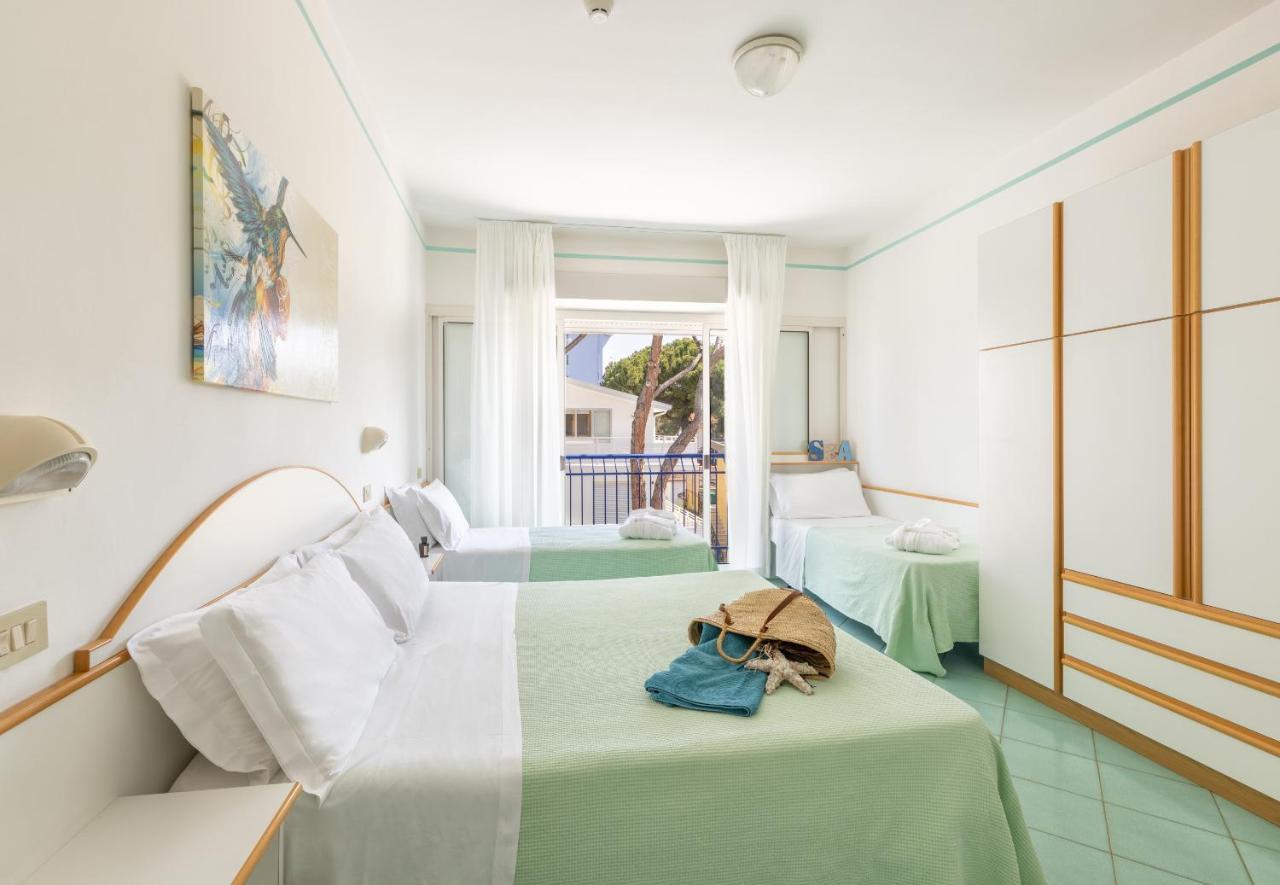 Hotel Caprice B&B - In Centro A Riccione Luaran gambar
