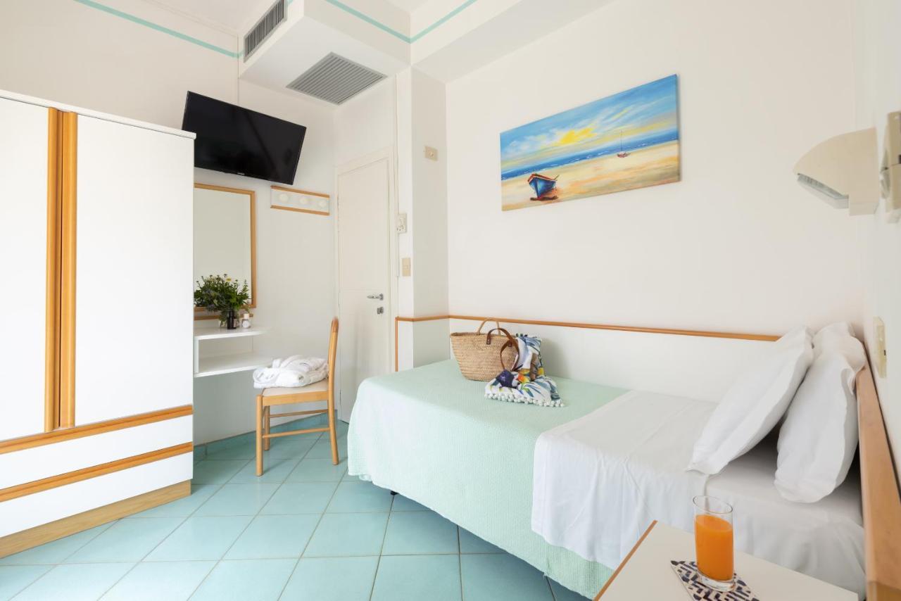 Hotel Caprice B&B - In Centro A Riccione Luaran gambar