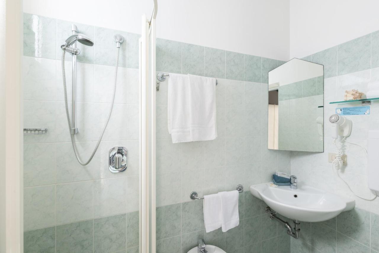 Hotel Caprice B&B - In Centro A Riccione Luaran gambar