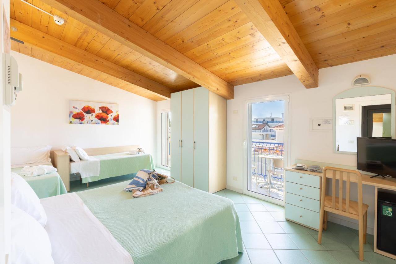 Hotel Caprice B&B - In Centro A Riccione Luaran gambar