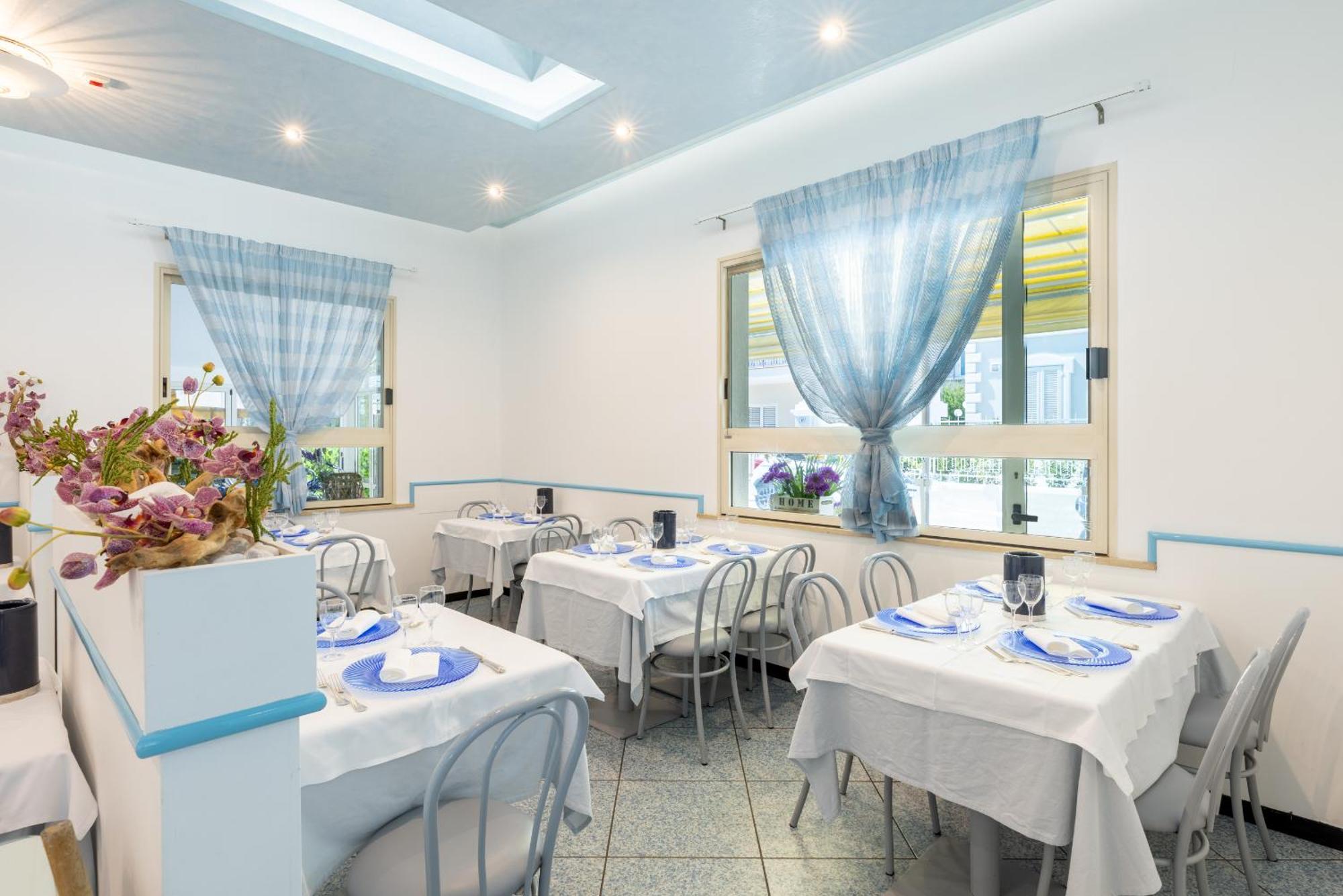 Hotel Caprice B&B - In Centro A Riccione Luaran gambar